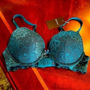 Beautiful lace bra by Deyllo.